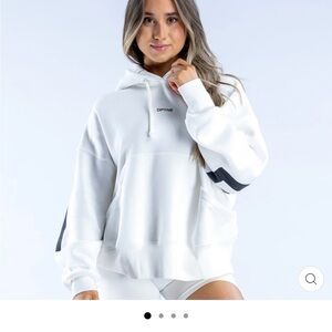 DFYNE White sweatshirt